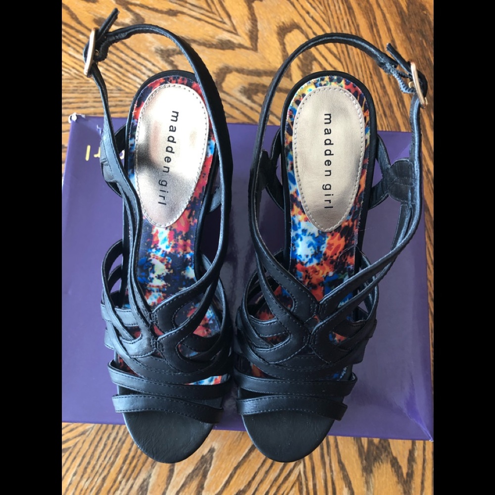 Madden Girl Enroll Wedges